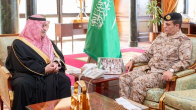 فهد بن سلطان يستقبل قائد القوات في المنطقة الشمالية الغربية