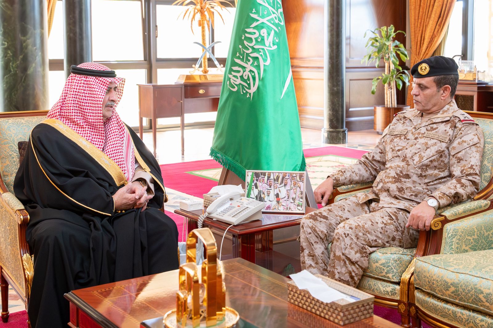 فهد بن سلطان يستقبل قائد القوات في المنطقة الشمالية الغربية