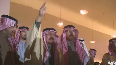 فيصل بن بندر يحتفل بيوم التأسيس بتفاعله مع العرضة السعودية في قصر الحكم