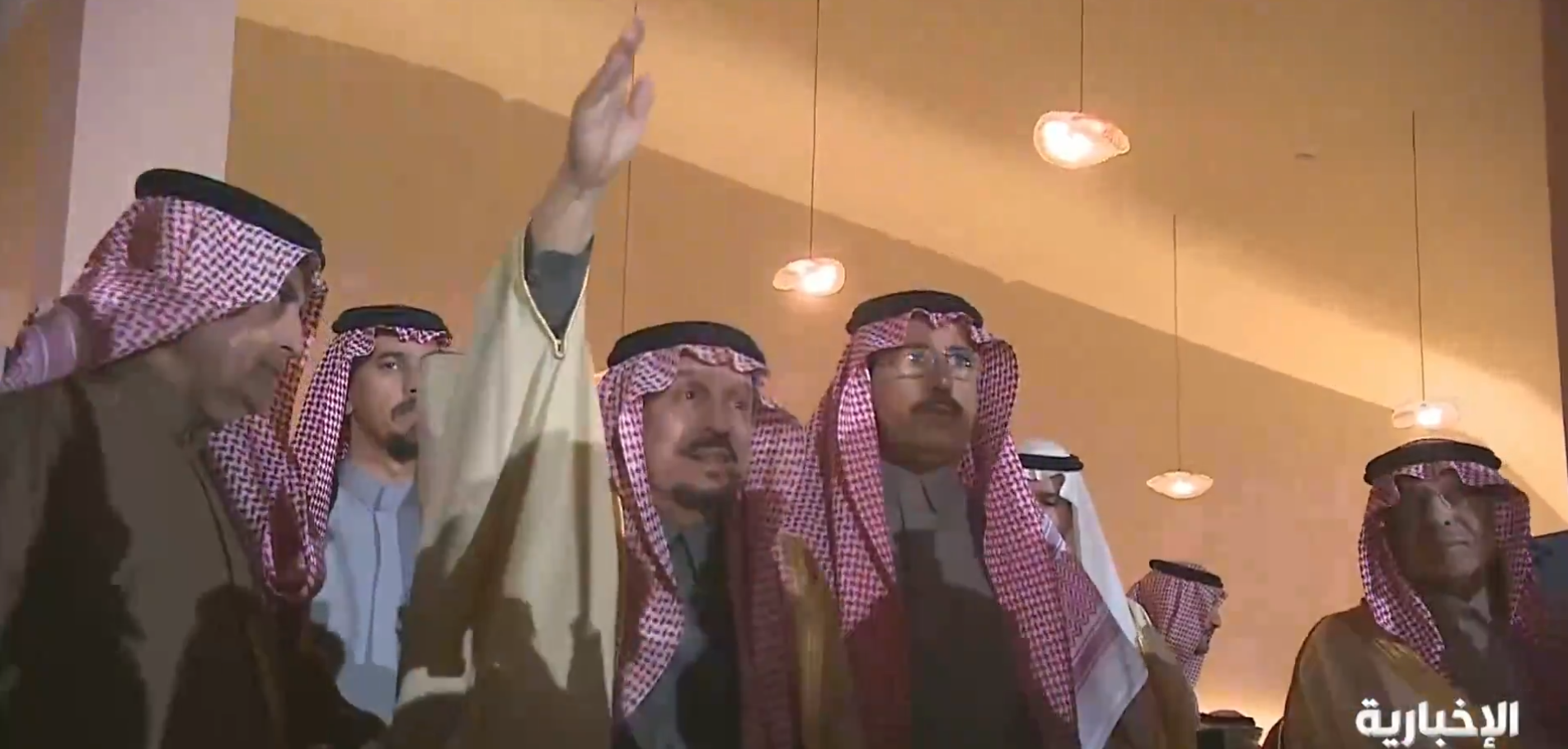 فيصل بن بندر يحتفل بيوم التأسيس بتفاعله مع العرضة السعودية في قصر الحكم