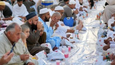 لحظات الإفطار في المسجد الحرام: تجربة إنسانية تنسجم مع قدسية وعالمية المكان