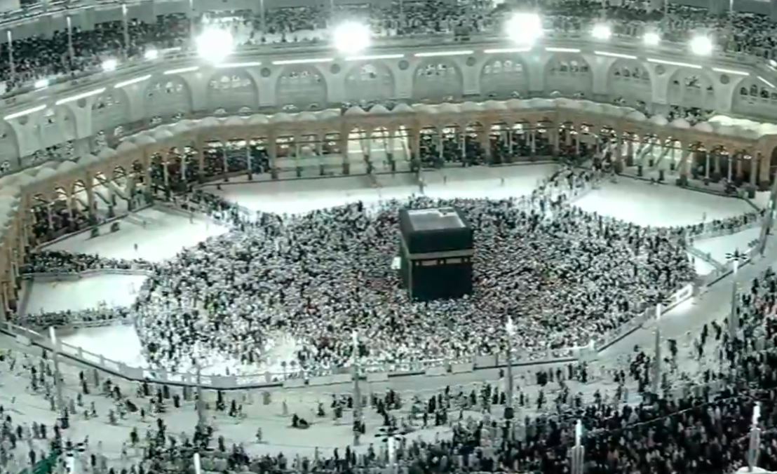 لحظات مميزة من صلاة التراويح في الليلة الأولى من رمضان في المسجد الحرام