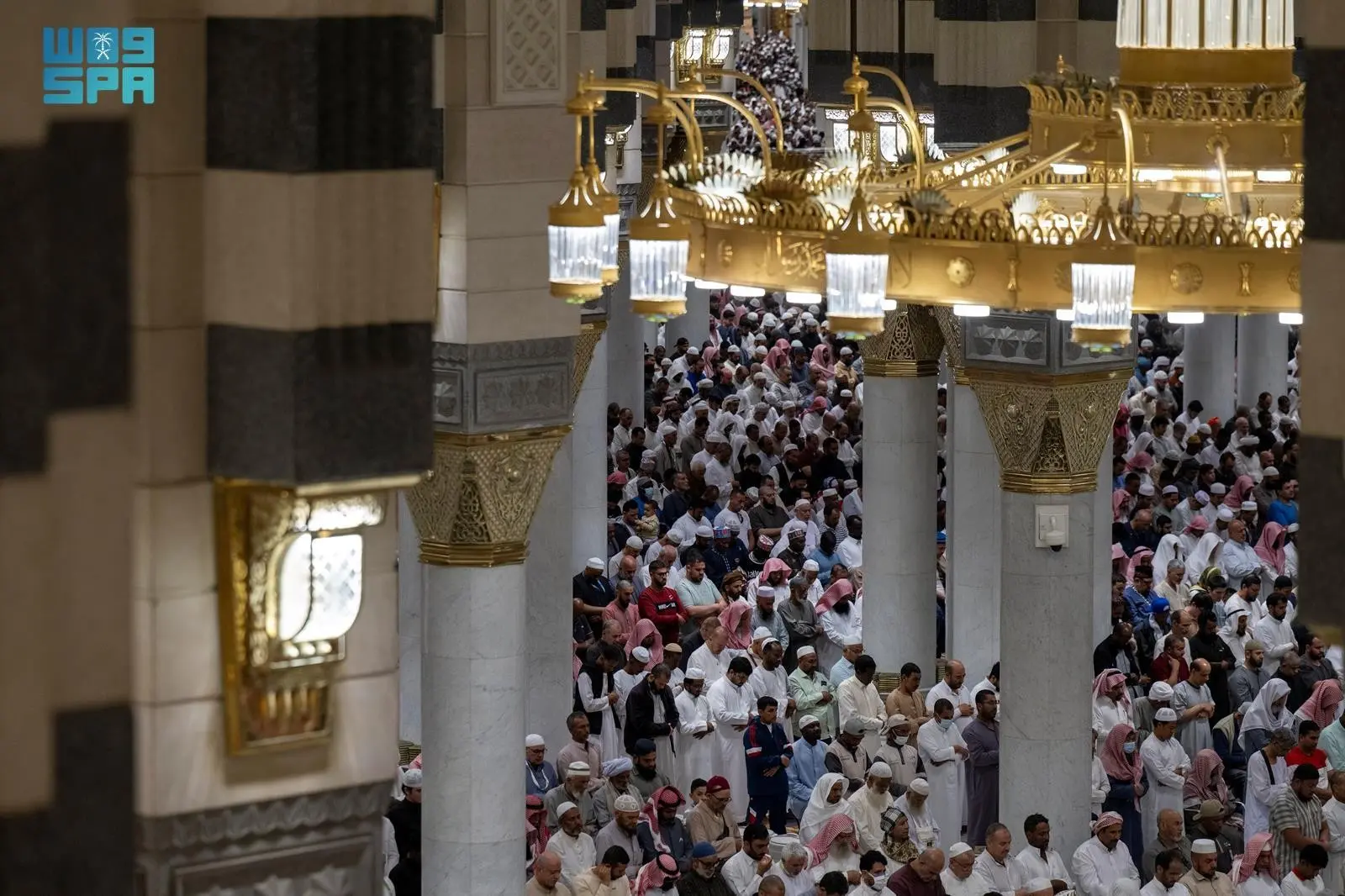 ليلة الافتتاح الرمضانية: أجواء روحانية ساحرة في المسجد النبوي خلال صلاة التراويح