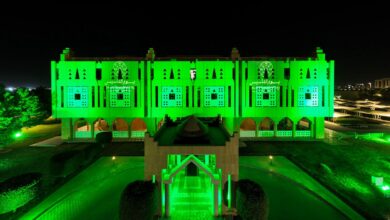 مبنى إمارة منطقة تبوك يتألق بشعار التأسيس ولون الأمل الأخضر