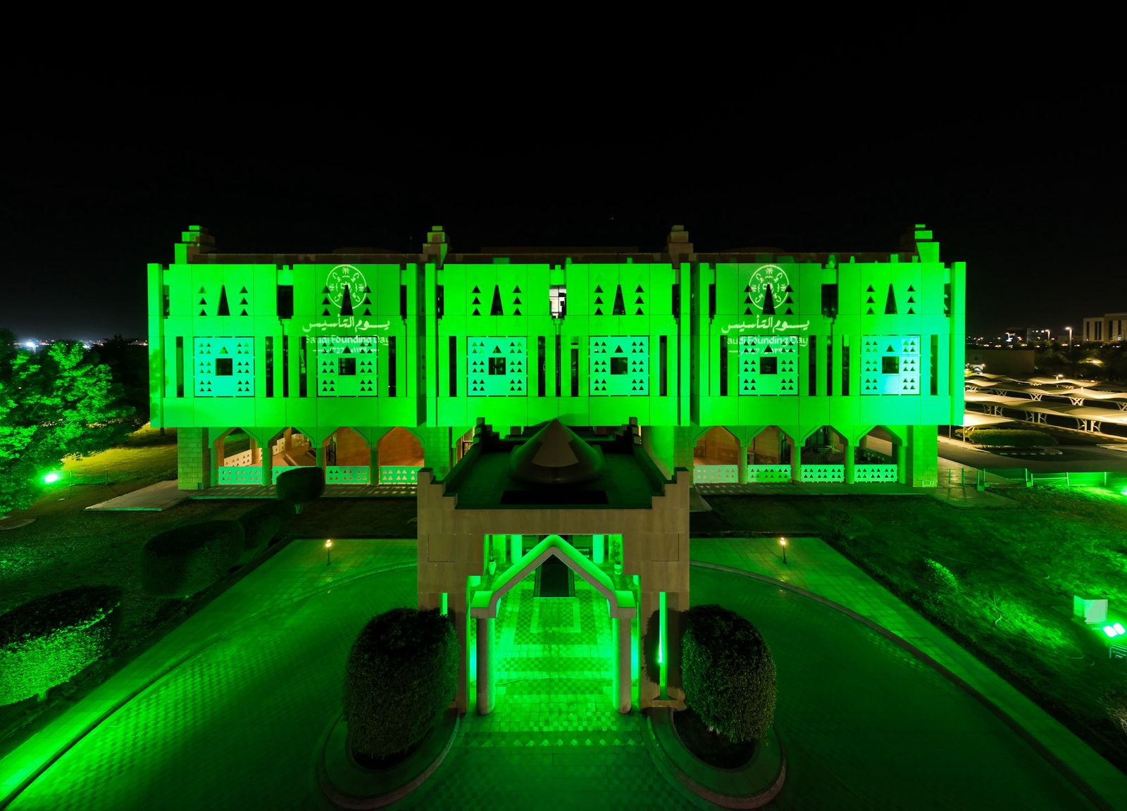 مبنى إمارة منطقة تبوك يتألق بشعار التأسيس ولون الأمل الأخضر