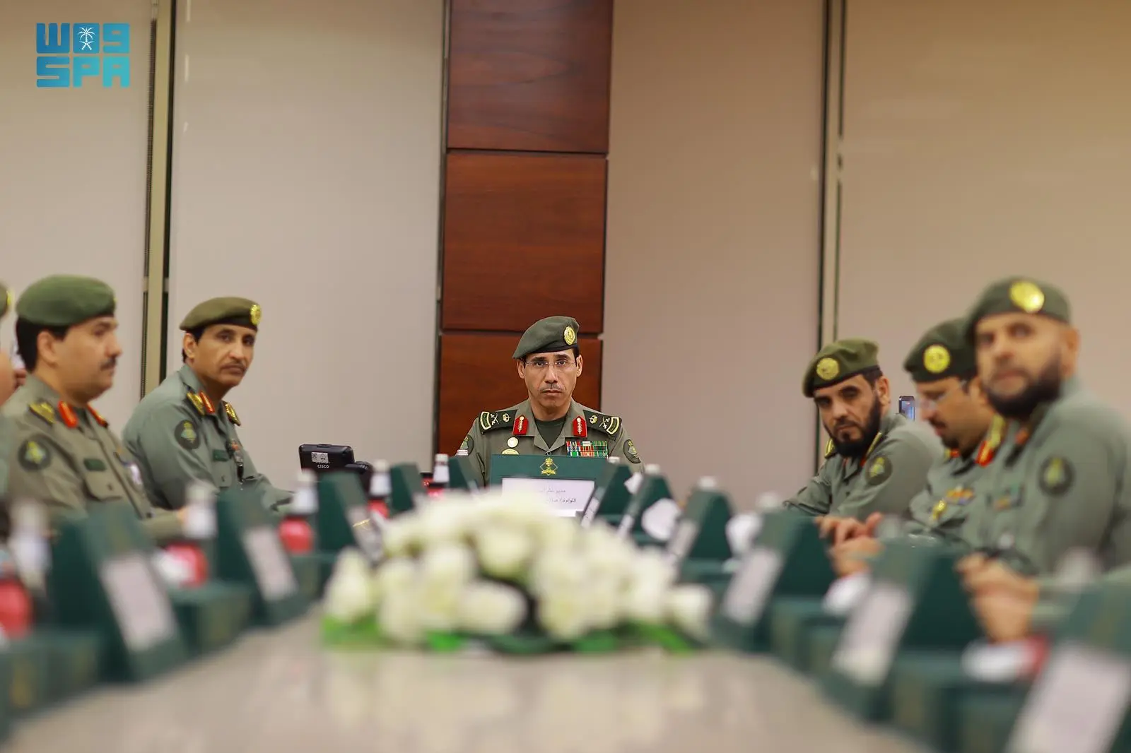 مدير عام الجوازات يقود اجتماعًا استراتيجيًا لقيادات القطاع لمناقشة خطة العمرة خلال شهر رمضان