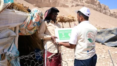 مركز الملك سلمان للإغاثة يوزع 1,700 كرتون من التمور في حضرموت