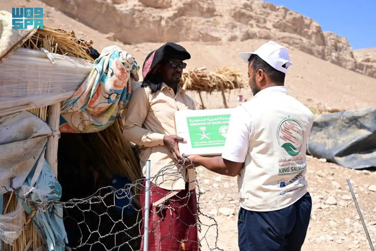 مركز الملك سلمان للإغاثة يوزع 1,700 كرتون من التمور في حضرموت