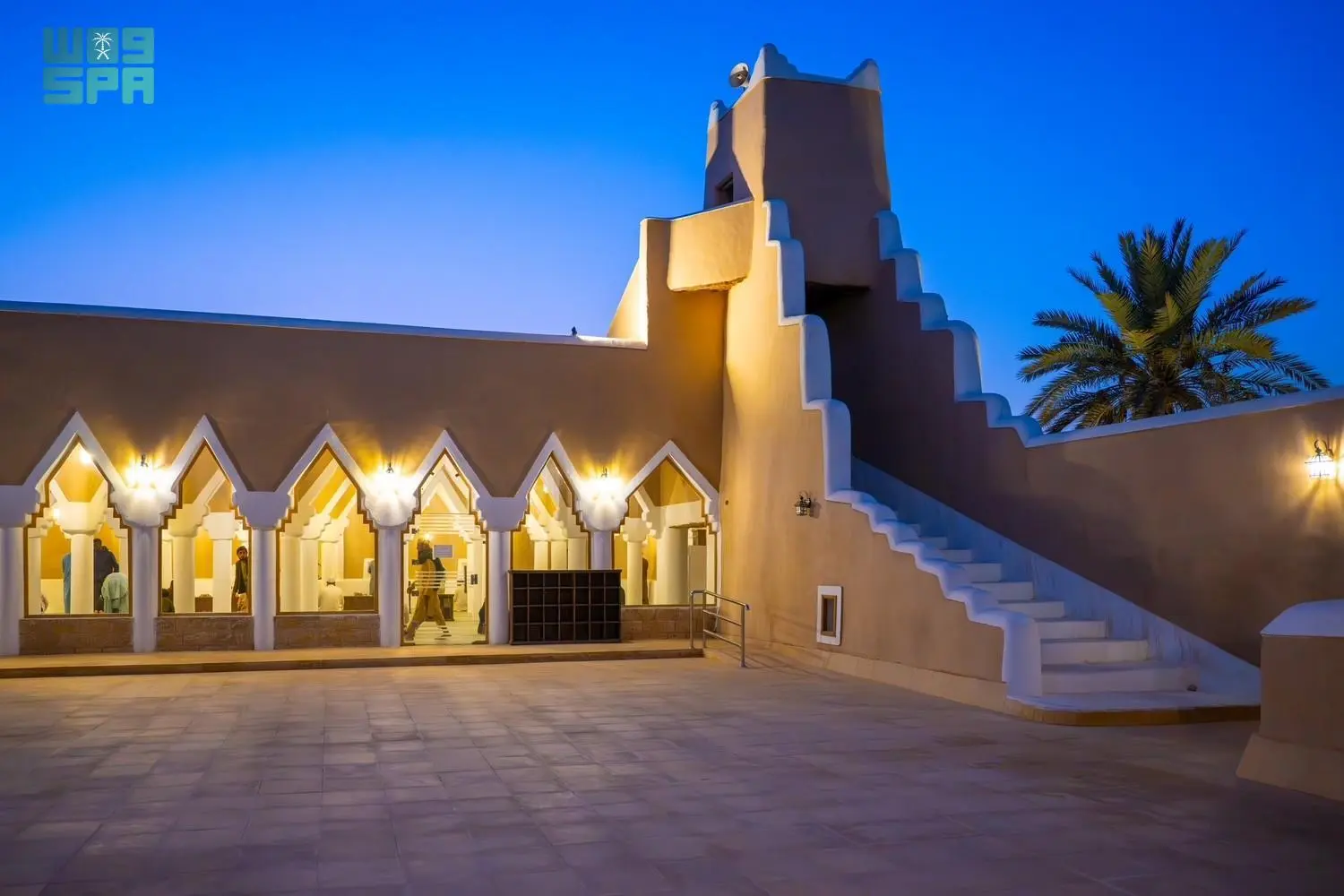 مشروع الأمير محمد بن سلمان: تجديد المسجد القبلي مع الحفاظ على أصالته باستخدام جذوع الأثل والنخيل