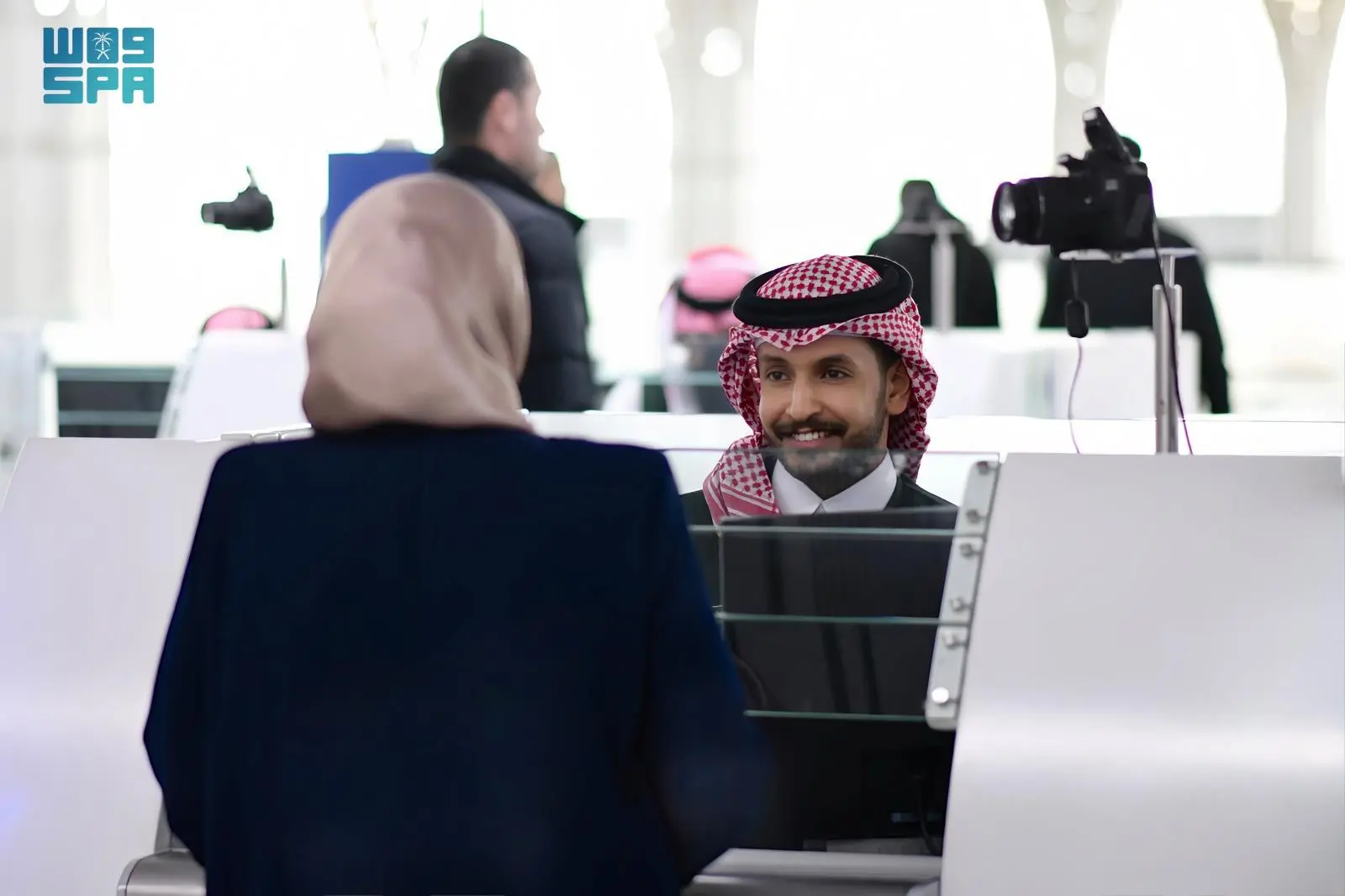 مطار الأمير محمد بن عبدالعزيز يرحب بضيوف الرحمن القادمين لأداء مناسك العمرة