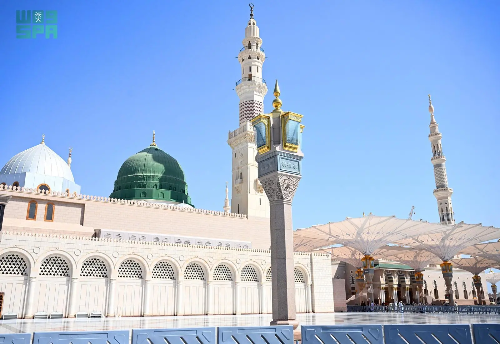 <p><strong>"مظلات المسجد النبوي: تصميم هندسي متجدد يوفر الظل لأكثر من 228 ألف مصلي"</strong></p>