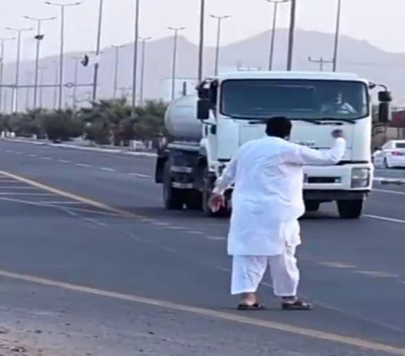 مقيم يوجه دعوات الإفطار للعابرين في العرضيات: توثيق لحظات مميزة