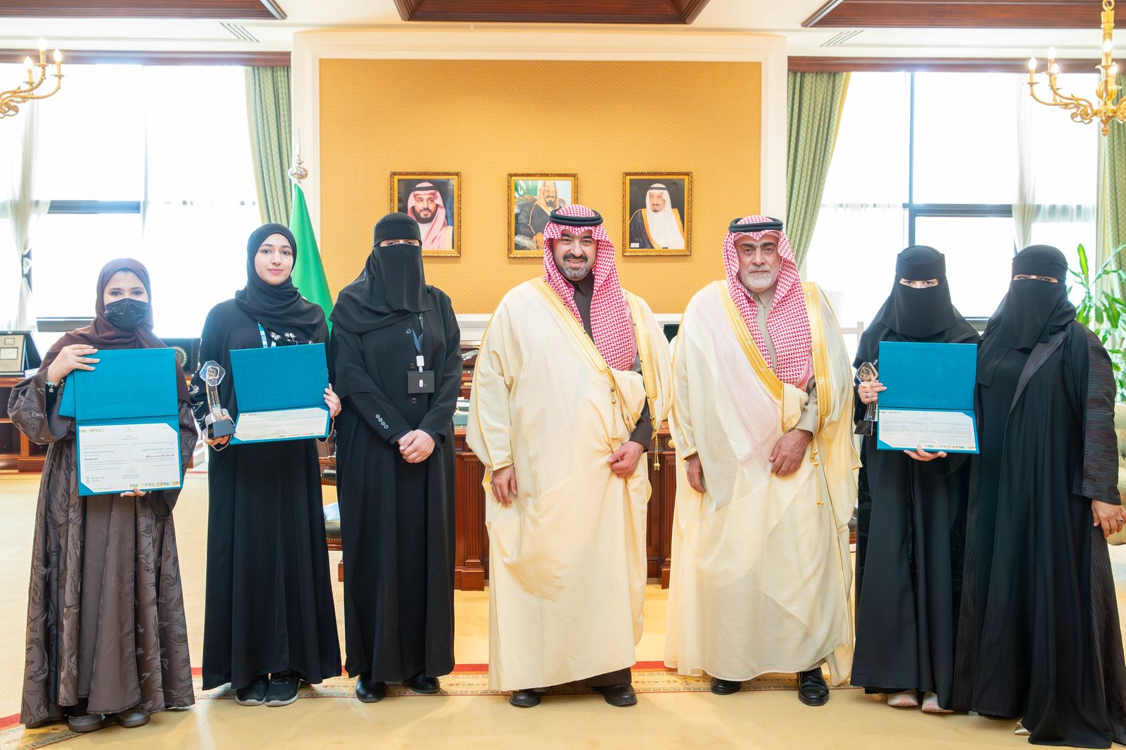 نائب أمير تبوك يكرم الطالبات الفائزات في الأولمبياد الوطني للإبداع العلمي