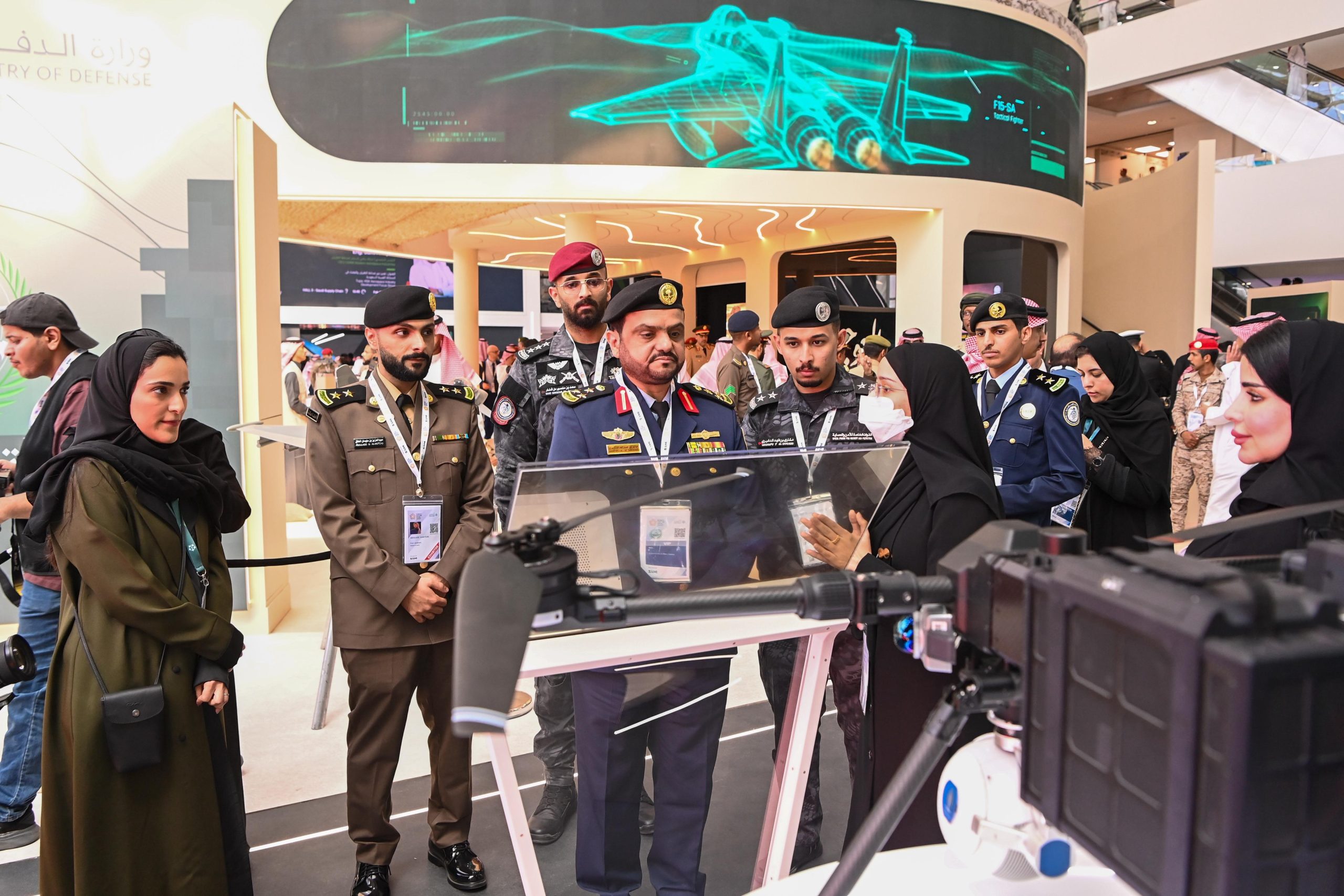 نائب قائد القوات الخاصة للأمن والحماية يقوم بجولة في معرض الدفاع العالمي 2026