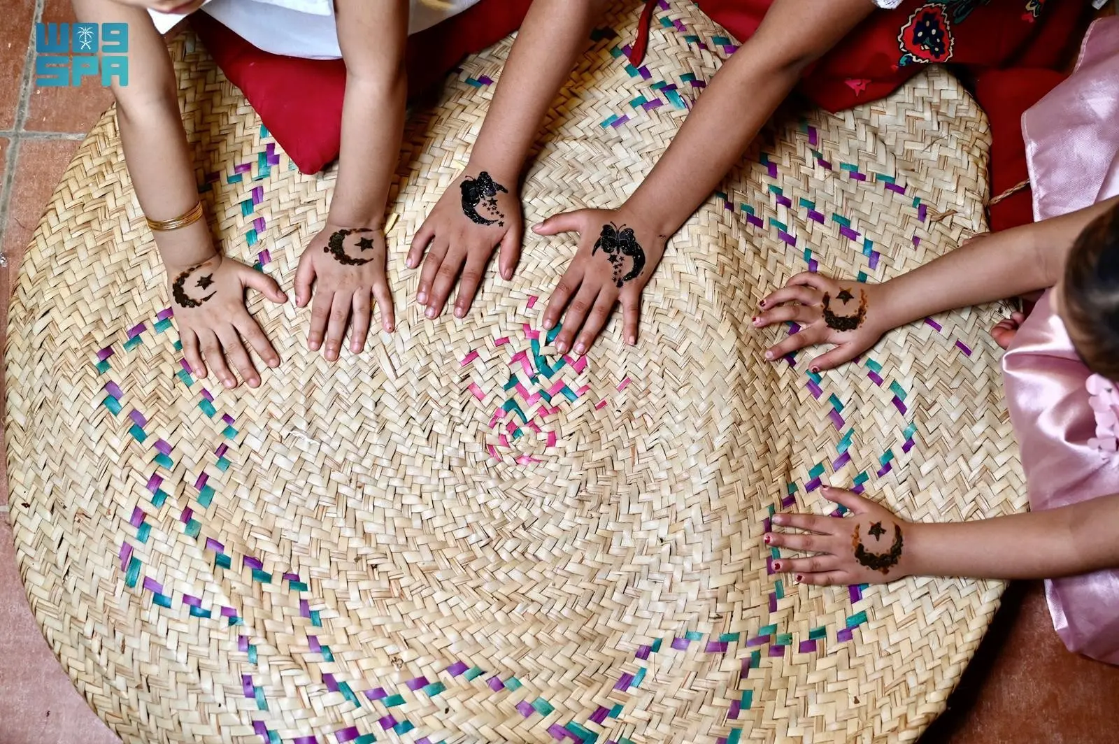 نقش الحناء في جازان: تقليد رمضاني يحتفي بأول تجربة صيام للفتيات الصغيرات