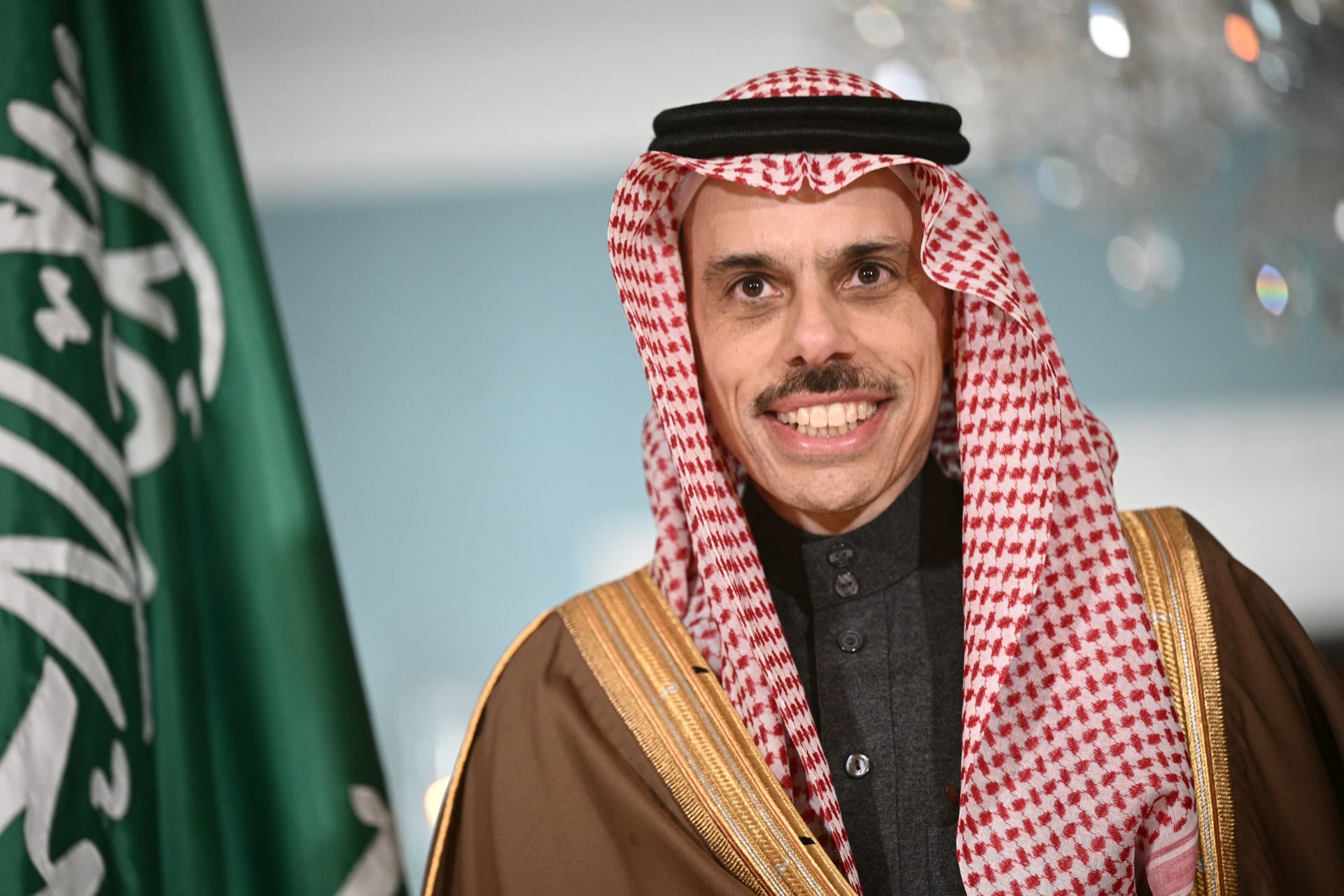 وزير الخارجية يتلقى اتصالاً هاتفياً من نظيره الإيراني لبحث آخر التطورات الإقليمية وضمان أمن المنطقة