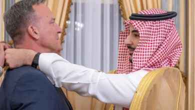 وزير الدفاع يُكرّم قائد القيادة المركزية الأمريكية السابق بمنحه وسام الملك عبدالعزيز من الدرجة الممتازة