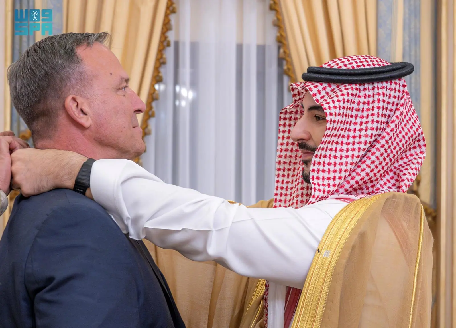 وزير الدفاع يُكرّم قائد القيادة المركزية الأمريكية السابق بمنحه وسام الملك عبدالعزيز من الدرجة الممتازة