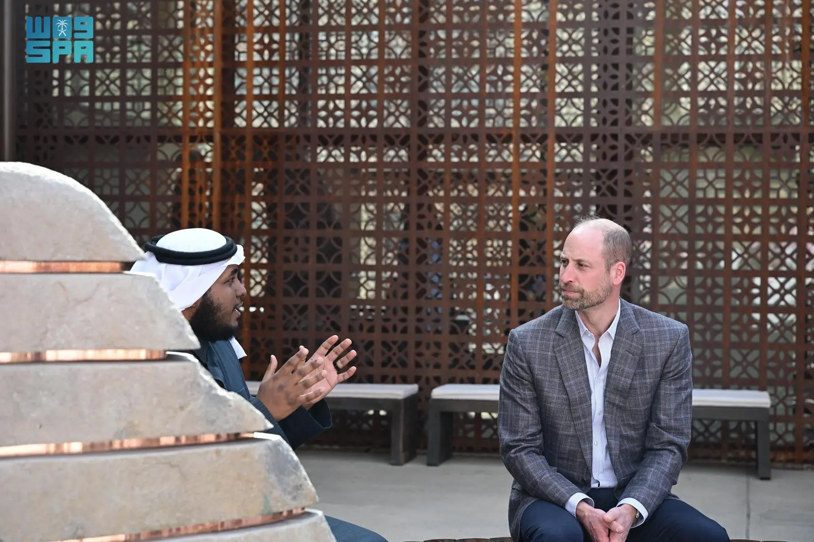 ولي عهد بريطانيا يُعجب بفنون العُلا خلال زيارته للمحافظة