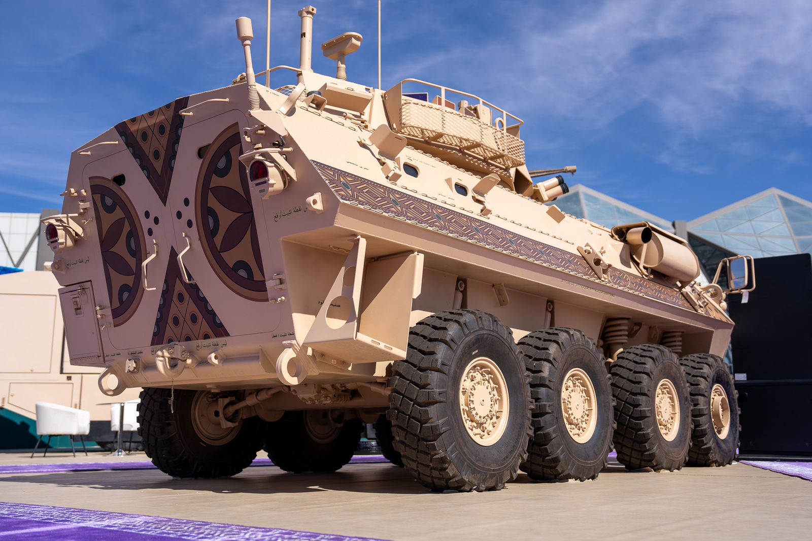 "وِرث" تُضفي طابع الهوية النجدية على مركبة الحرس الوطني خلال معرض الدفاع العالمي