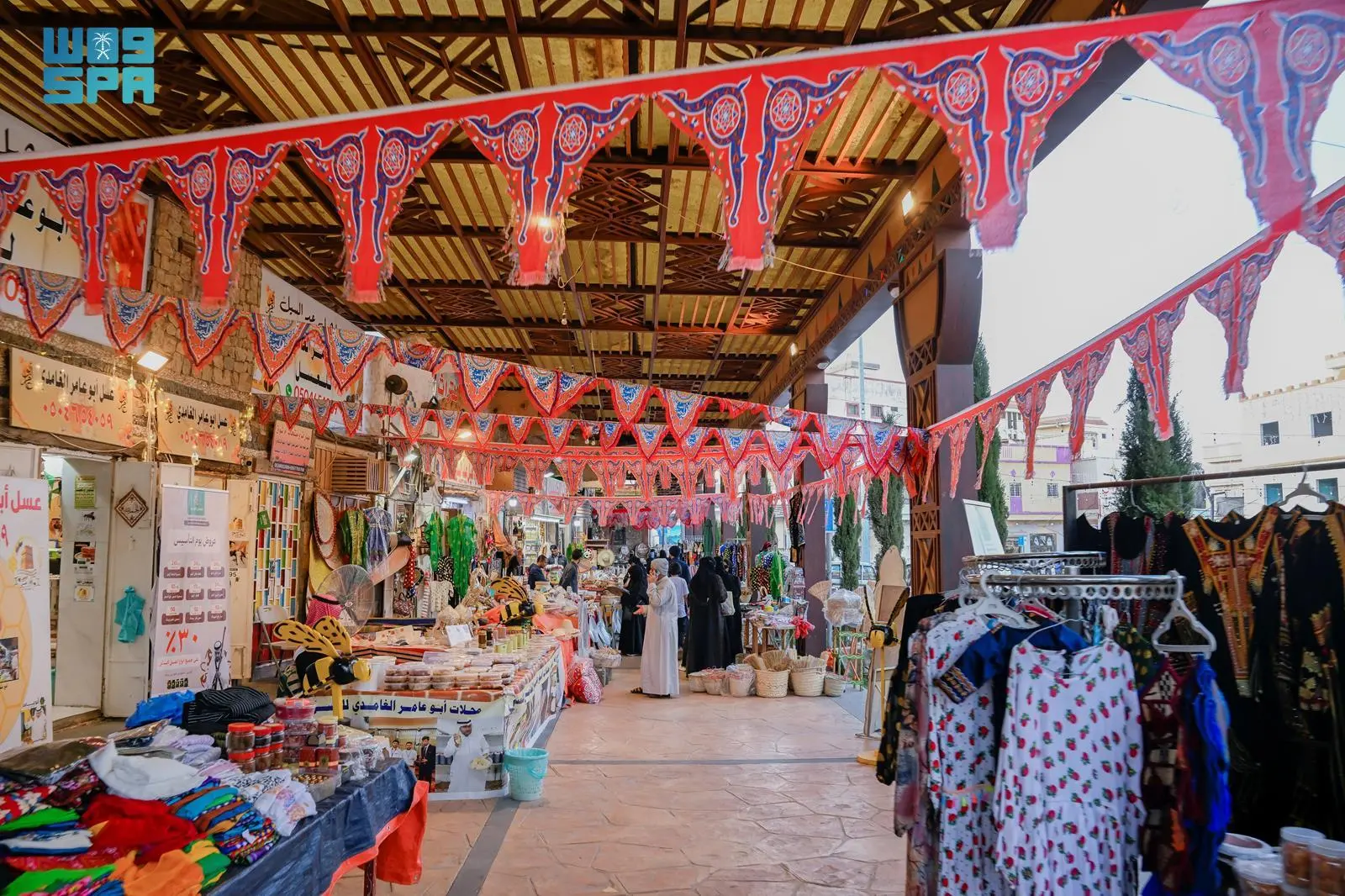 يوم التأسيس: الأسواق الشعبية في الباحة تعكس جوهر الهوية الوطنية