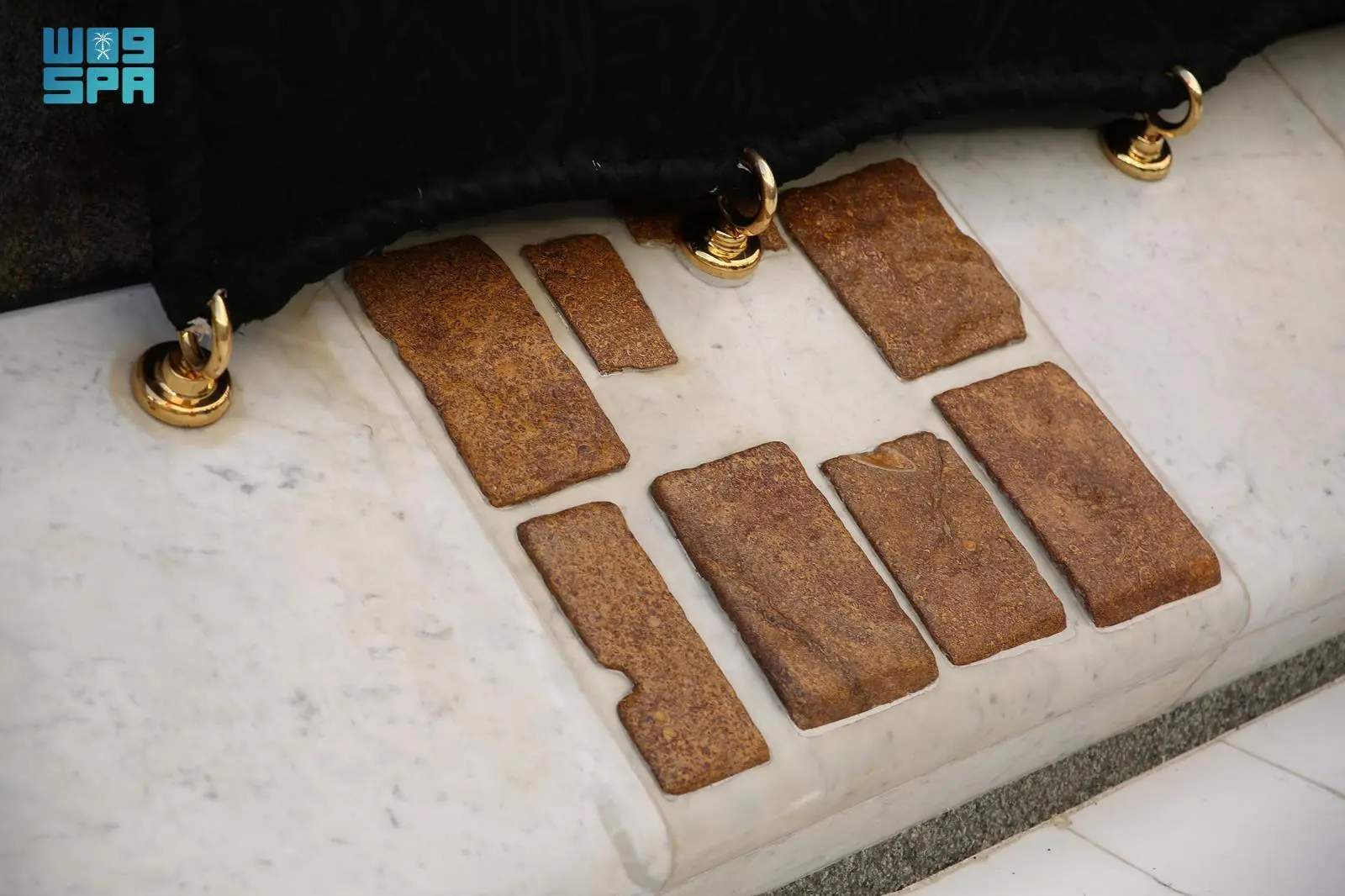 آثار تاريخية نادرة: قطع المَعجَن في شاذروان الكعبة وتوثيق مراحل عمارة البيت العتيق