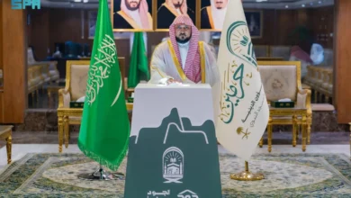 أئمة المسجد الحرام يساهمون في إطلاق حملة "الجود منا وفينا"