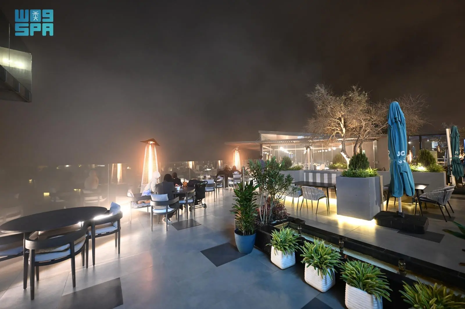 أجواء ضبابية تدعو سكان عسير للاستمتاع بتجربة الإفطار في الحدائق العامة