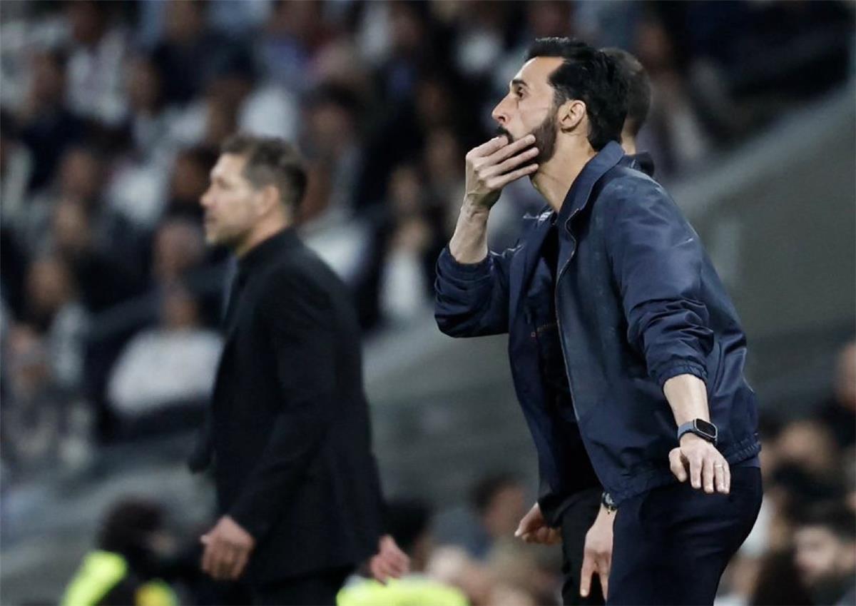 أربيلوا يستعين بالحكمة للتعليق على طرد فالفيردي خلال مواجهة أتلتيكو مدريد