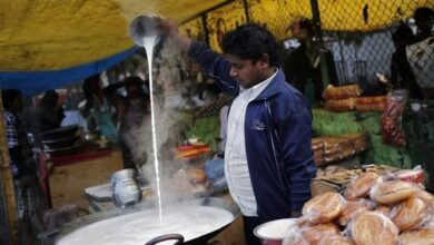 أزمة الطاقة في الهند تهدد الباعة والمطاعم بسبب نقص الغاز واللجوء إلى الفحم والحطب