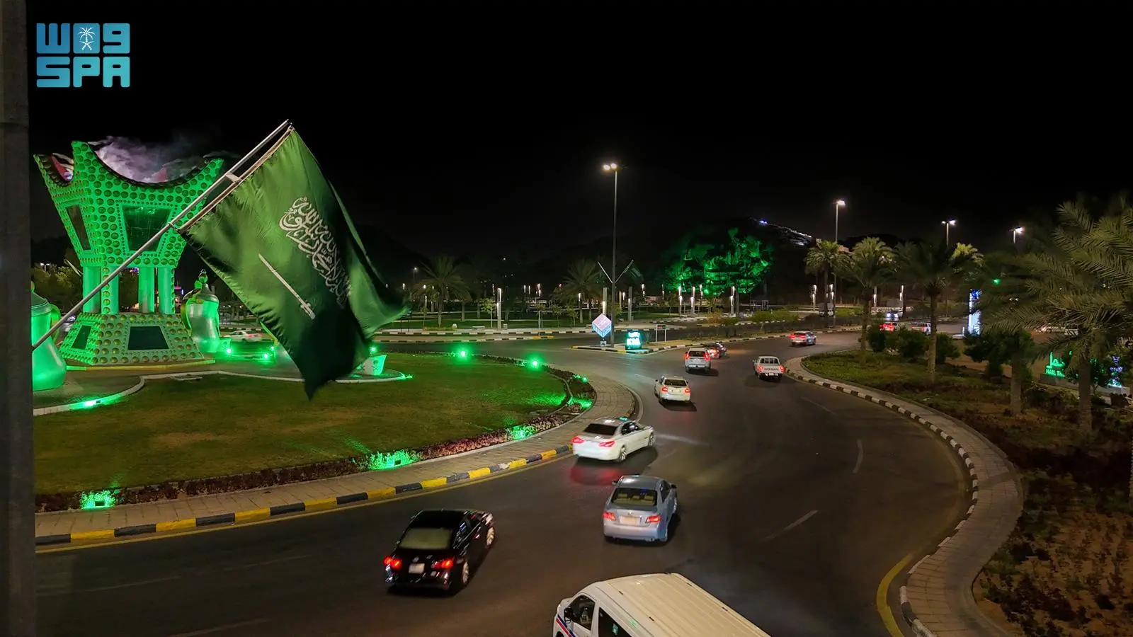 أمانة حائل تُجمّل شوارع وميادين المدينة احتفالاً بيوم العلم