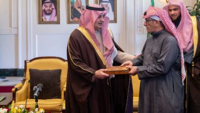 أمير تبوك يكرّم المستفيدين بتسليم وثائق تملّك الوحدات السكنية تلبيةً لتبرّع ولي العهد