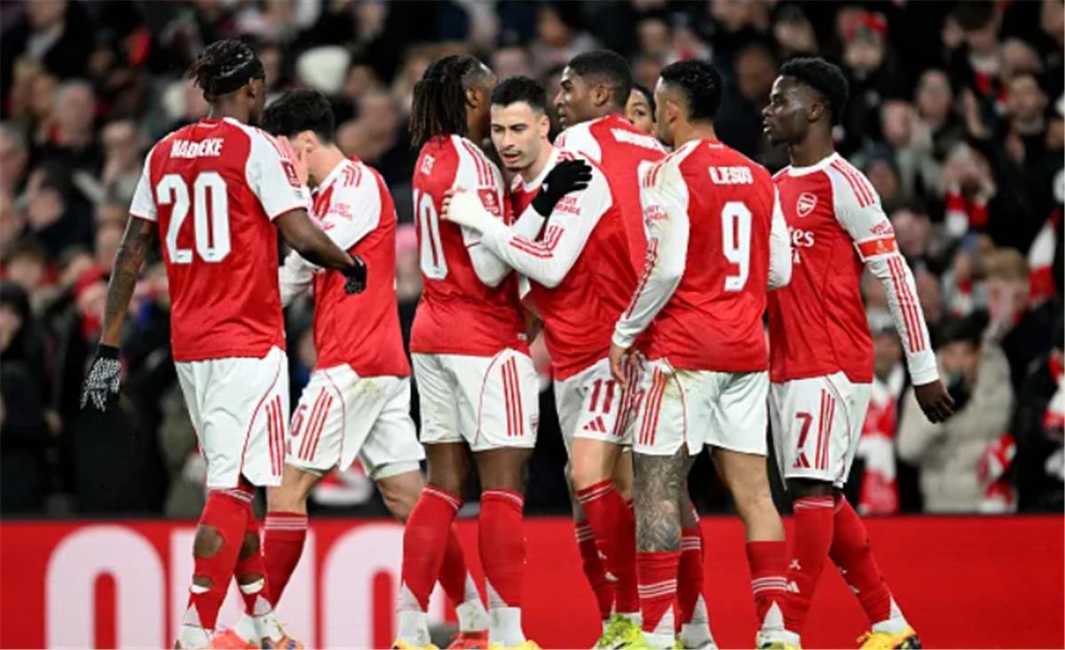 إيفرا يتحدث عن فرص آرسنال في الفوز بالدوري الإنجليزي: آمل أن لا تتكرر خيبة الأمل مجددًا
