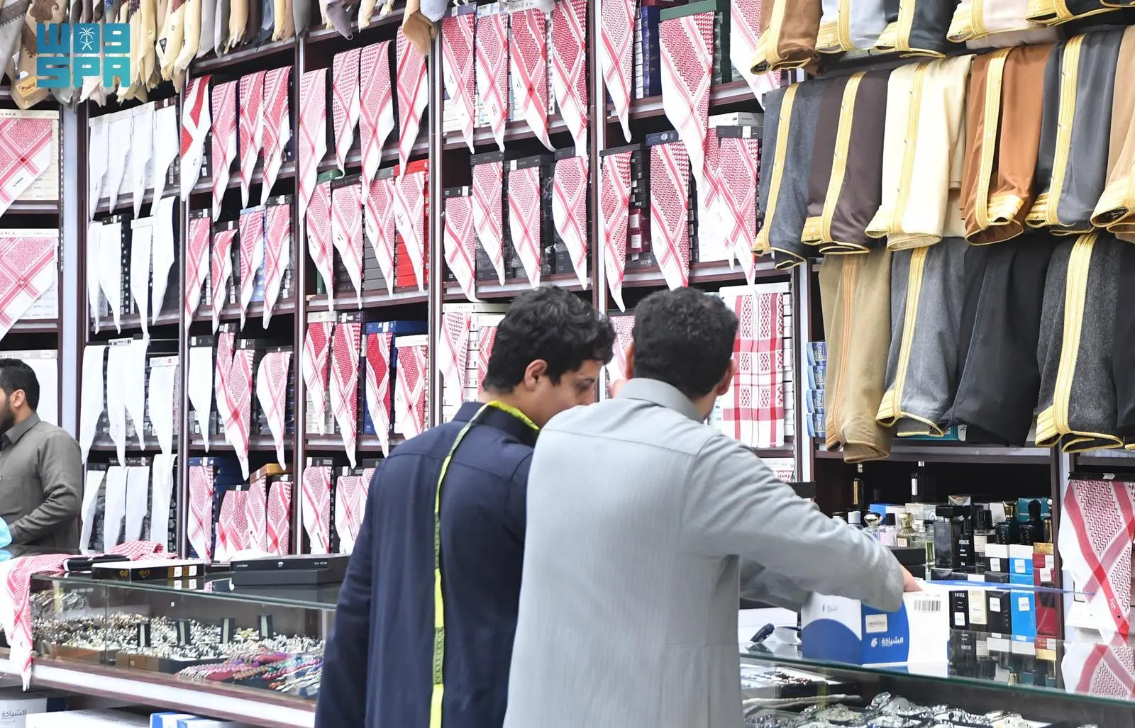 ازدهار النشاط التجاري في أسواق عسير مع اقتراب عيد الفطر المبارك