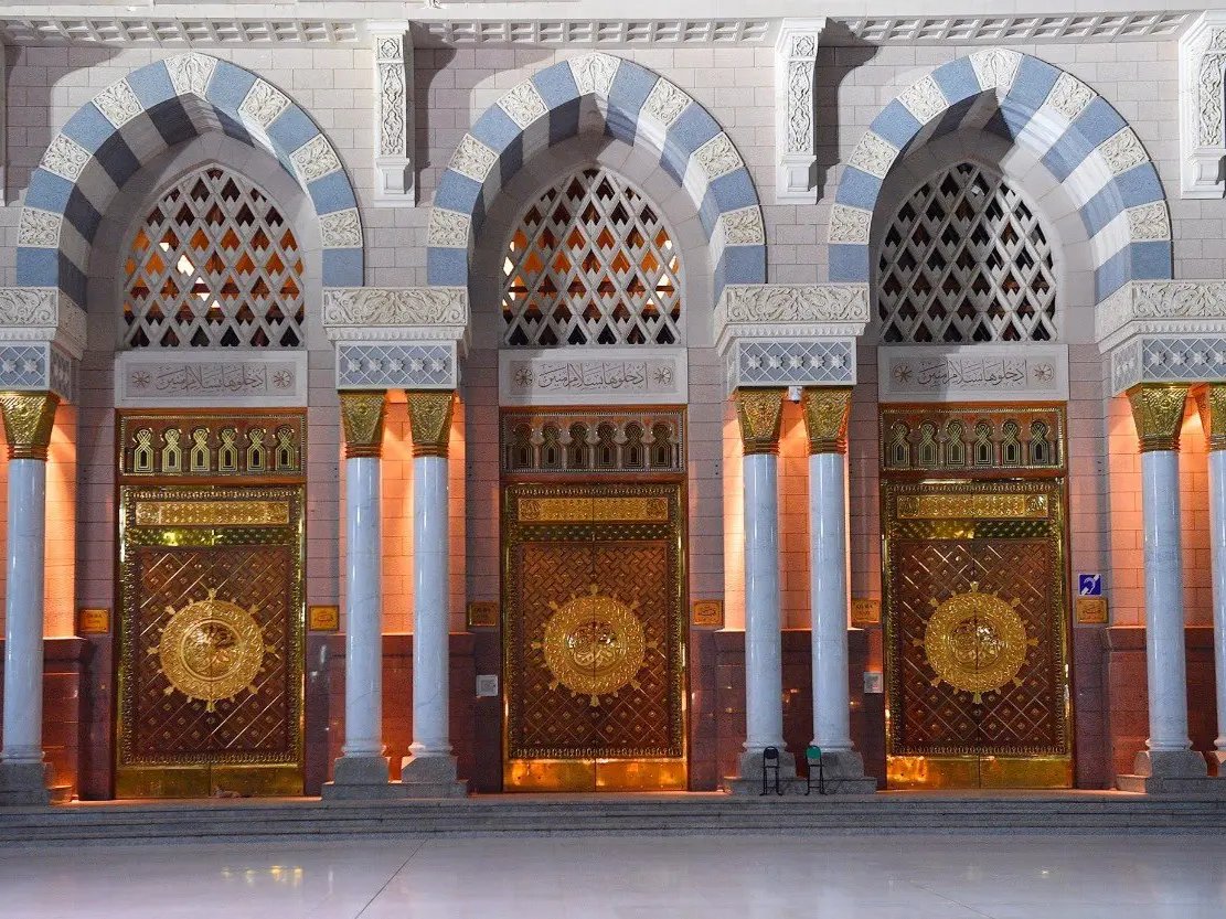 استكشاف 100 باب تأسر تاريخ المسجد النبوي: تحف معمارية تمزج بين الفن الإسلامي والدقة الهندسية