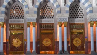 استكشاف 100 باب تروي تاريخ المسجد النبوي: هندسة معمارية فريدة تجمع بين الفنون الإسلامية والدقة الهندسية