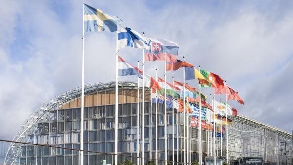 البنك الأوروبي للاستثمار يدعم مشاريع الطاقة المتجددة في إيطاليا وآسيا