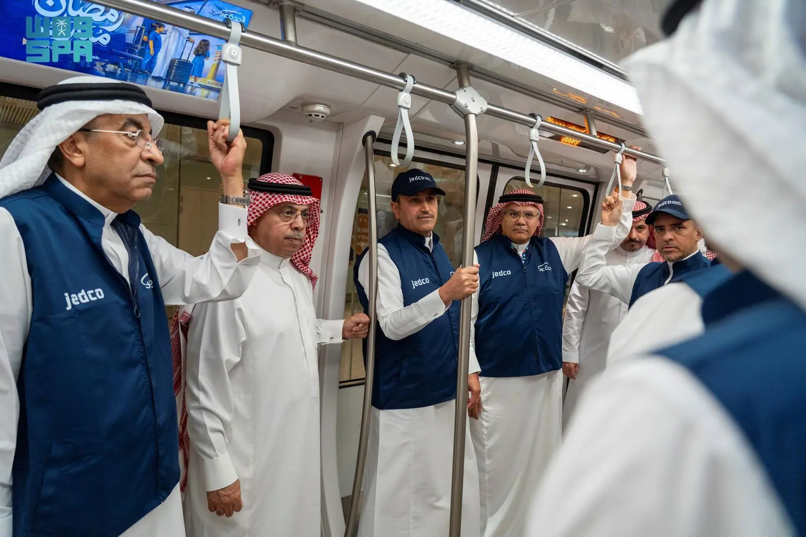 الجاسر يقوم بجولة تفقدية لمتابعة سير عمليات السفر واستراتيجيات التشغيل في مطار الملك عبدالعزيز بجدة