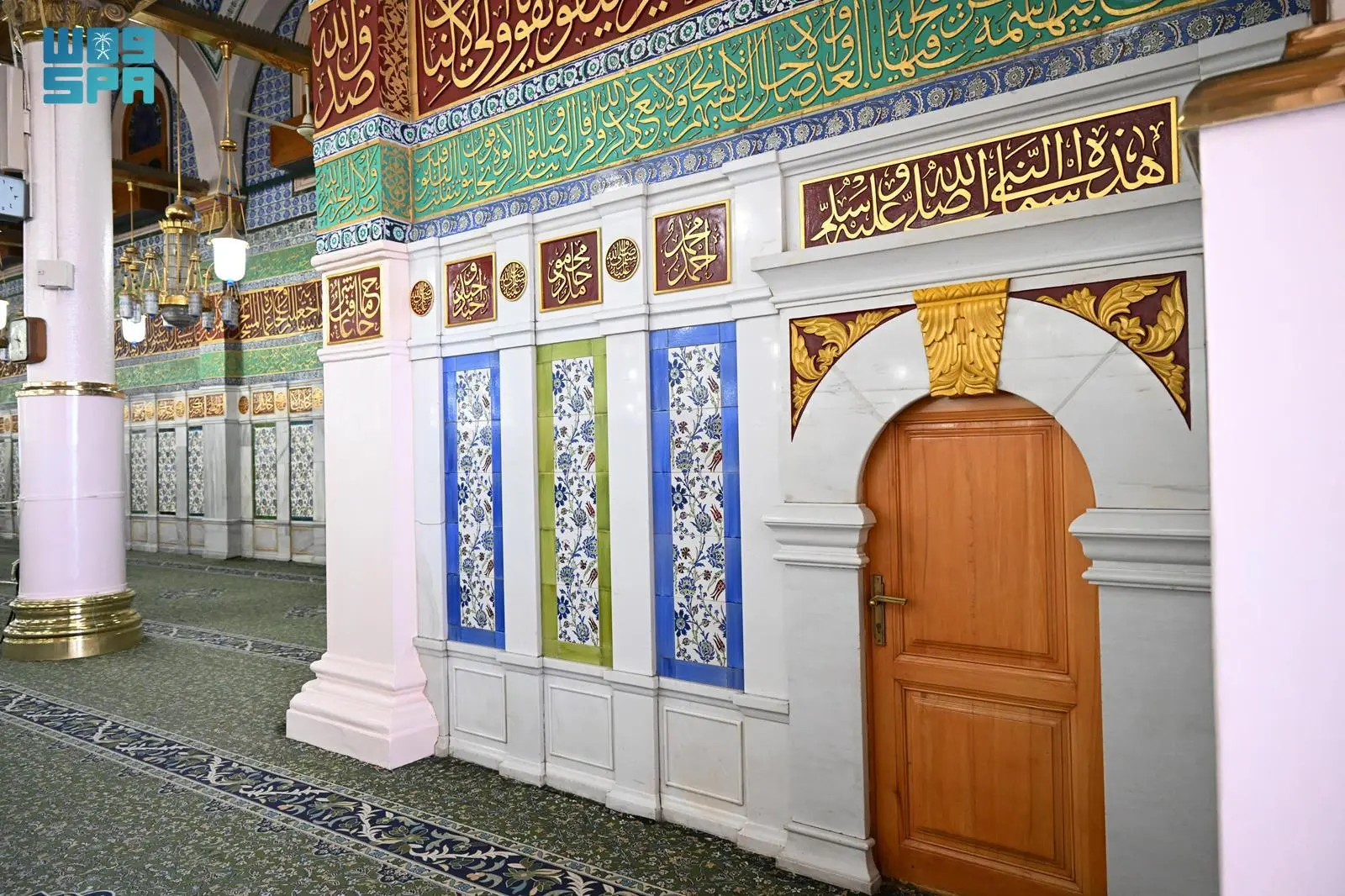 الجدار القبلي في المسجد النبوي: تحفة معمارية تعكس روعة الزخارف الإسلامية