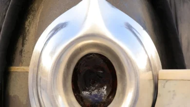 الحجر الأسود والركن اليماني: رموز قدسية البيت الحرام وتجليات العناية بالحرم الشريف