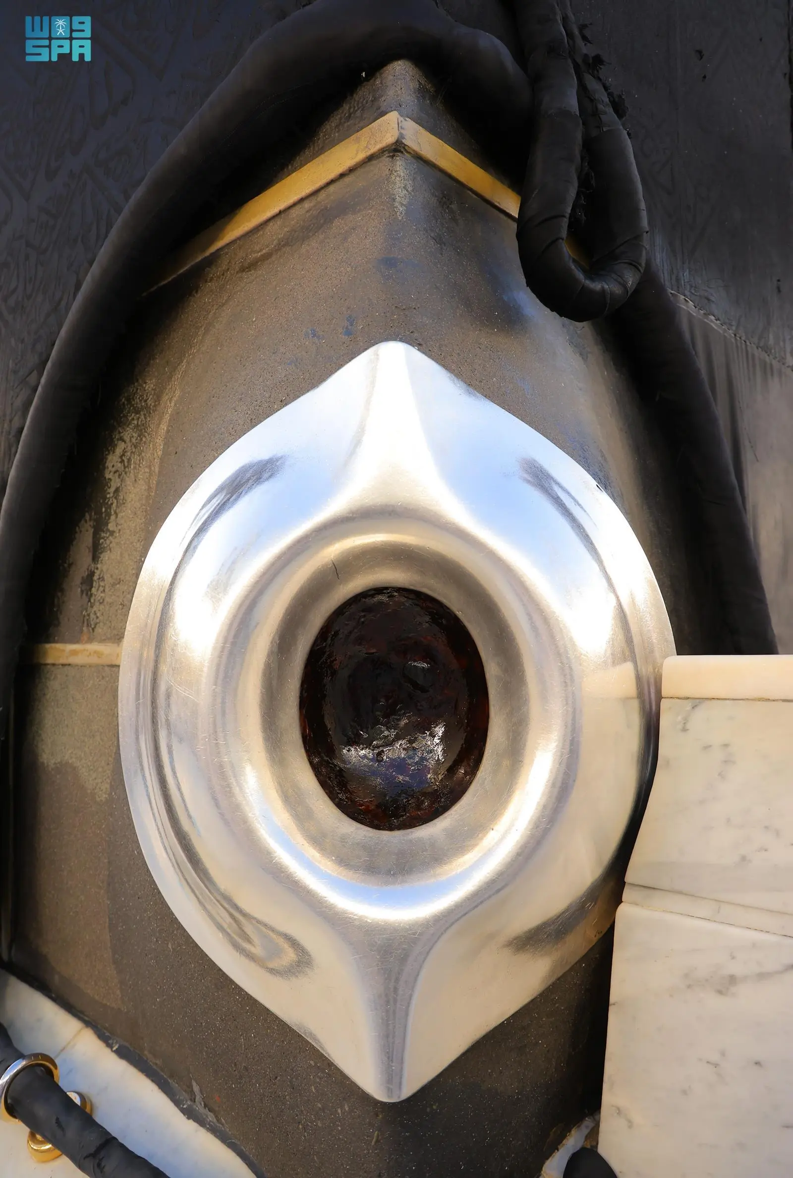 الحجر الأسود والركن اليماني: رموز قدسية البيت الحرام وتجليات العناية بالحرم الشريف