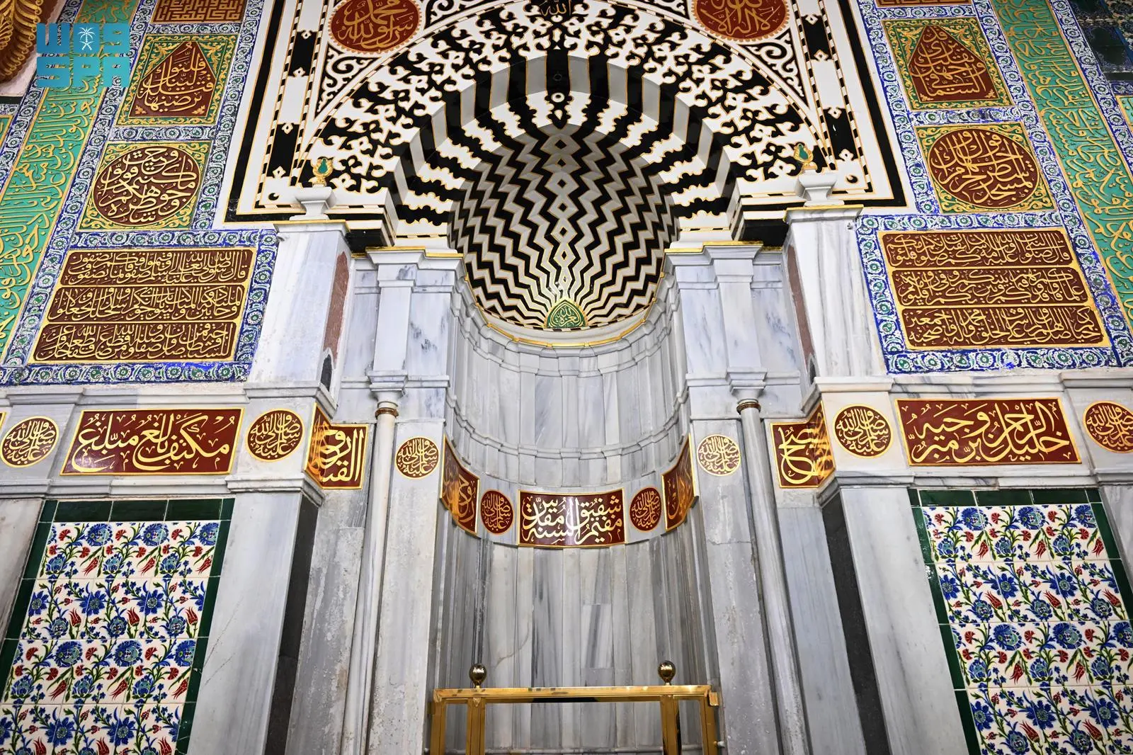 الخطوط والنقوش في المسجد النبوي: تجليات جمال الحضارة الإسلامية في دار الهجرة