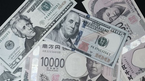 الدولار ينخفض بعد بلوغه أعلى مستوى في عدة أشهر مع صدمة ارتفاع أسعار النفط