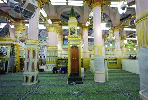 الروضة الشريفة في المسجد النبوي: موقع مقدس يجسد العلاقة بين بيت النبي والمنبر