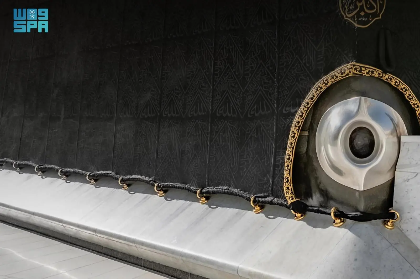 الشاذروان: رمز معماري يعزز متانة الكعبة المشرفة ويحتضن تاريخها العريق