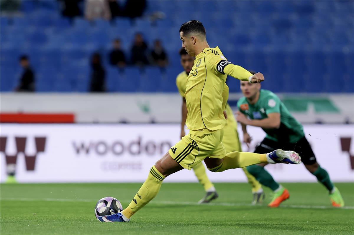 النصر السعودي يُكشف عن تفاصيل إصابة رونالدو وبرنامج التأهيل المخصص له