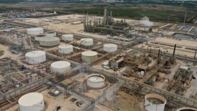 النفط يتراجع دون 100 دولار بعد موافقة أمريكية على شراء النفط الروسي