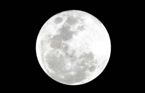 بدر رمضان يضيء آفاق الوطن العربي بخطوطه المتلألئة