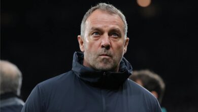 برشلونة يثبت تمسكه بموقفه بشأن مستقبل فليك، والألماني يسلك مسارًا مختلفًا.