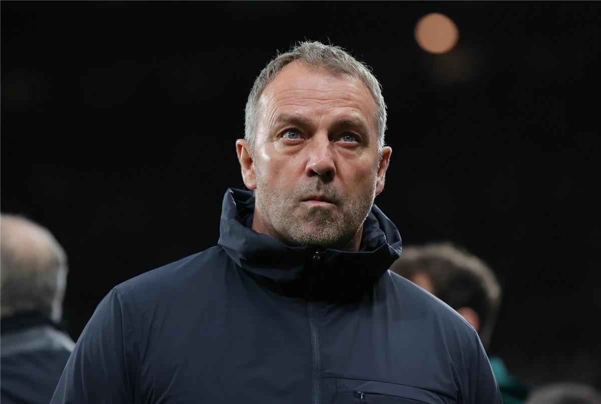 برشلونة يثبت تمسكه بموقفه بشأن مستقبل فليك، والألماني يسلك مسارًا مختلفًا.